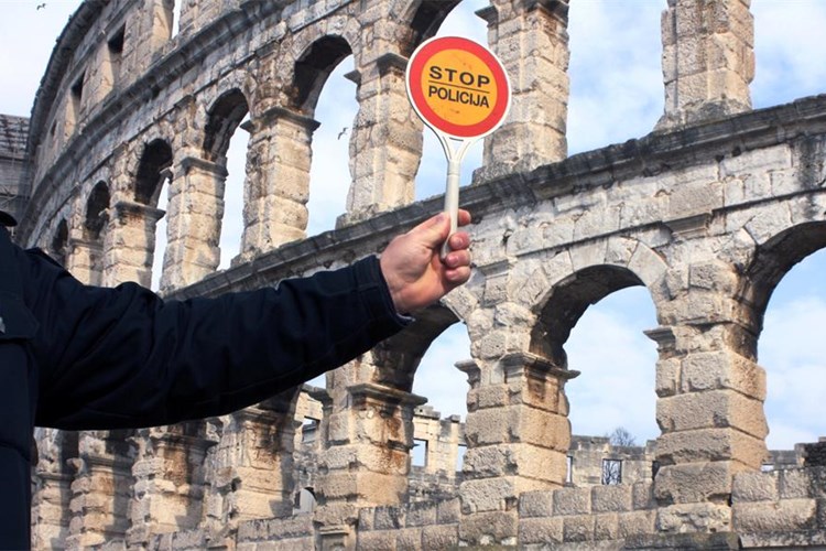 PULA Vozio bez vozačke, odbio testiranje i pronašli mu drogu pa završio u zatvoru